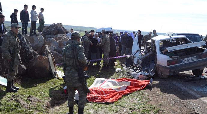 Şanlıurfa'da feci kaza! 4 kişi öldü, 6 kişi yaralandı Şanlıurfa'da feci kaza! 4 kişi öldü, 6 kişi yaralandı