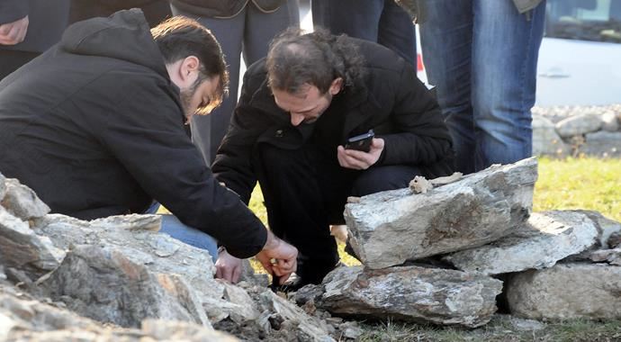 Aydınlatma direkleri için kazılan çukurdan insan kemikleri çıktı