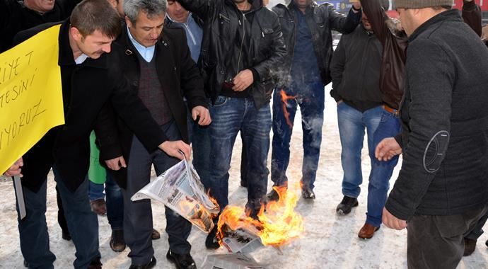 Kızgın esnaf Cumhuriyet gazetesi yaktı Kızgın esnaf Cumhuriyet gazetesi yaktı