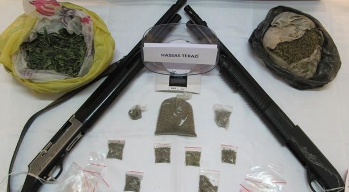 Uyuşturucu tacirlerine ağır darbe: 45 gözaltı Uyuşturucu tacirlerine ağır darbe: 45 gözaltı