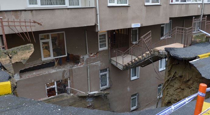 Eyüp'te istinat duvarı çöktü Eyüp'te istinat duvarı çöktü