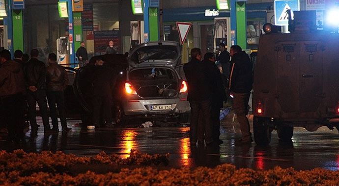 Adana'da şüpheli otomobil alarmı Adana'da şüpheli otomobil alarmı