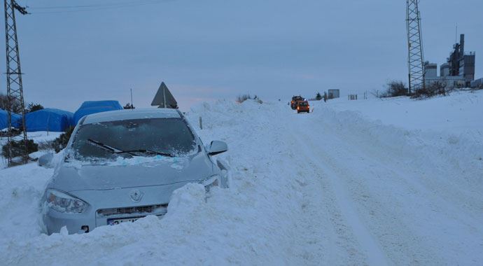 Kar yağışı Tekirdağ Kırklareli arasını trafiğe kapattı Kar yağışı Tekirdağ Kırklareli arasını trafiğe kapattı
