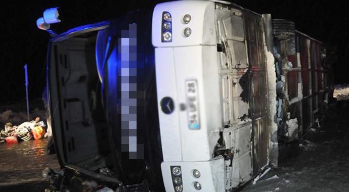 Sivas'ta otobüs kazası: 51 yaralı Sivas'ta otobüs kazası: 51 yaralı