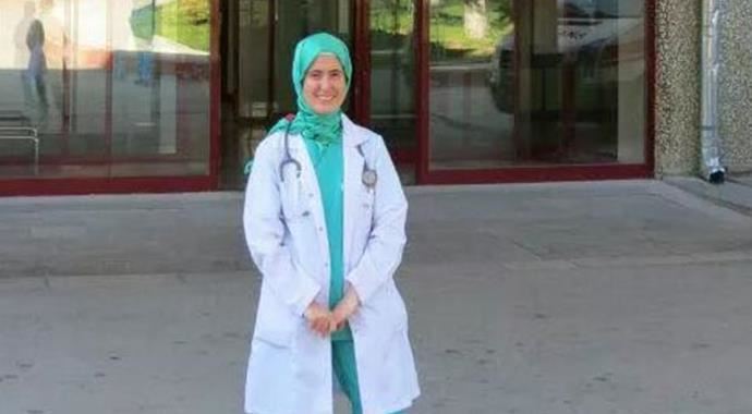 Acil serviste kadın doktora yumruk attılar