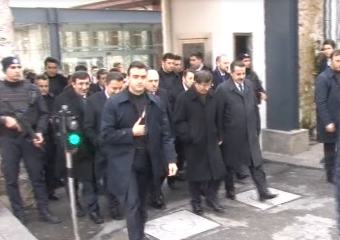 Davutoğlu camiye yürüyerek gitti Davutoğlu camiye yürüyerek gitti