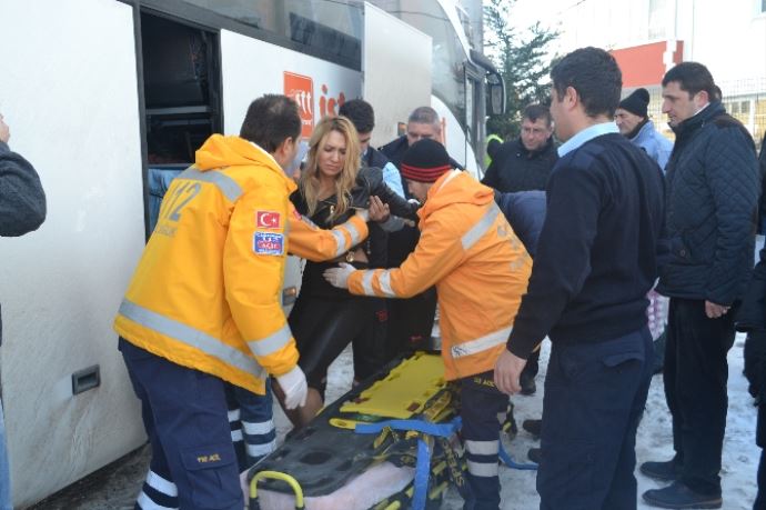 Yolcu otobüsü direğe çarptı: 7 yaralı Yolcu otobüsü direğe çarptı: 7 yaralı