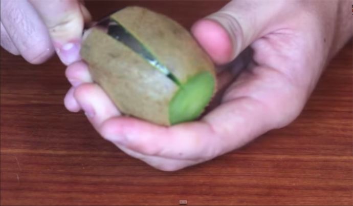 İşte kivi soymanın püf noktası İşte kivi soymanın püf noktası