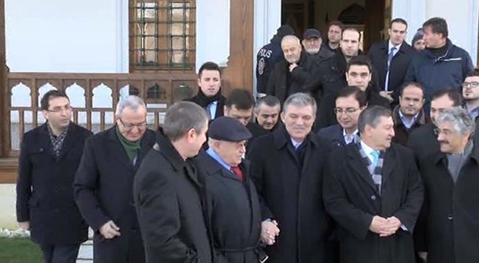 Abdullah Gül, cuma namazını Maslak'ta kıldı Abdullah Gül, cuma namazını Maslak'ta kıldı