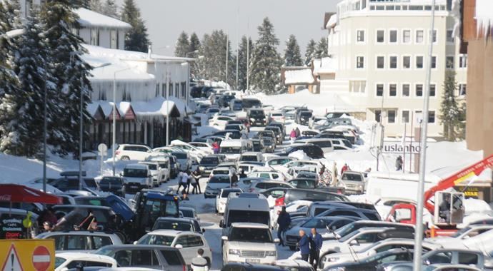 Tatilciler Uludağ&#039;a akın etti, oteller % 100 doldu