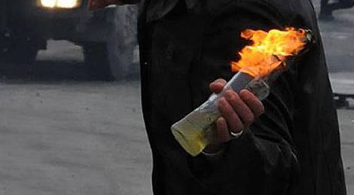 Diyarbakır'da AK Parti binasına saldırdılar Diyarbakır'da AK Parti binasına saldırdılar
