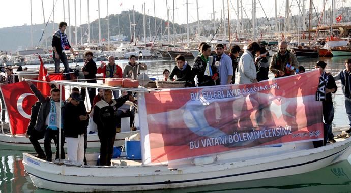 HDP&#039;lilere denizden sandallı tepki