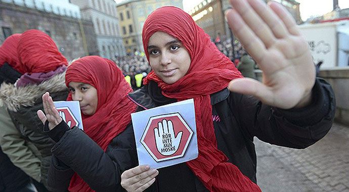 İsveç&#039;te cami kundaklamalarına büyük tepki