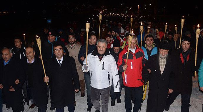 Sarıkamış şehitleri için meşaleli yürüyüş