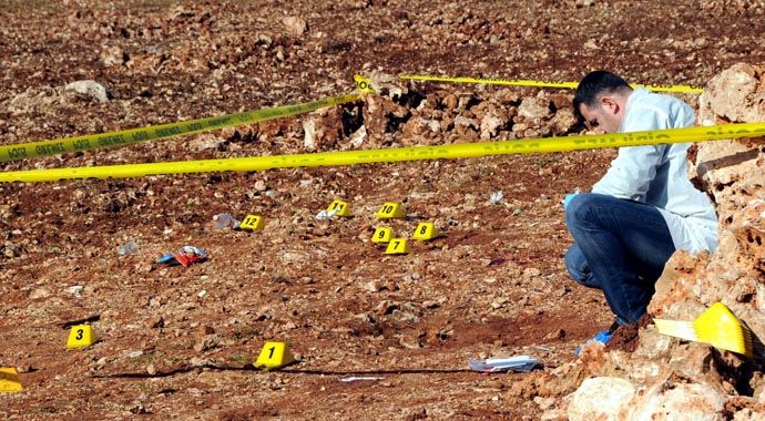 Polis memurunu boş arazide ensesinden vurdular