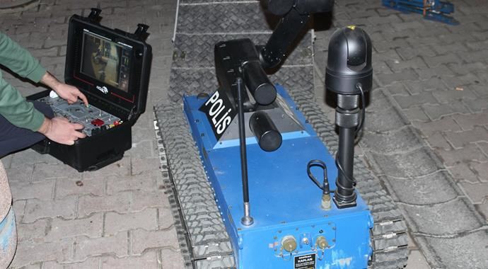 Eyüp'teki şüpheli çantayı bomba imha robotu patlattı Eyüp'teki şüpheli çantayı bomba imha robotu patlattı