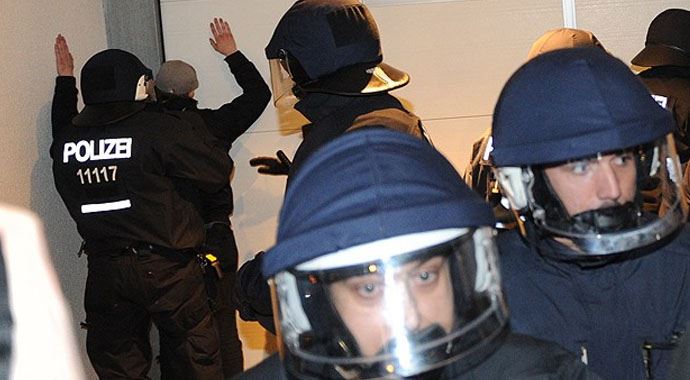 Alman polisi 13 evde arama yaptı Alman polisi 13 evde arama yaptı
