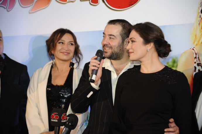 Özge Borak'tan Ata Demirer'e nispet Özge Borak'tan Ata Demirer'e nispet