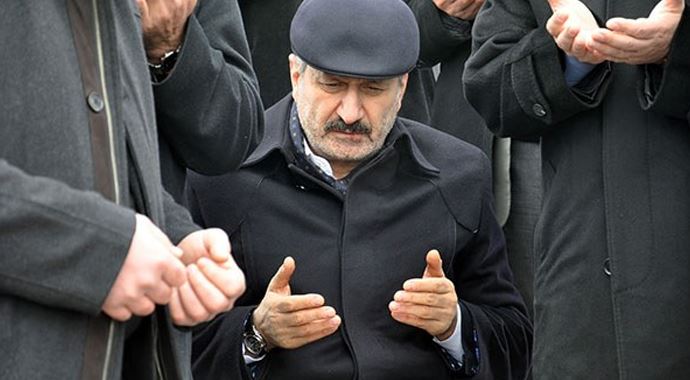 Zafer Çağlayan&#039;ın annesi toprağa verildi!