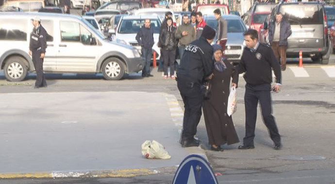 Şüpheli paket yaşlı teyzenin önüne böyle düştü