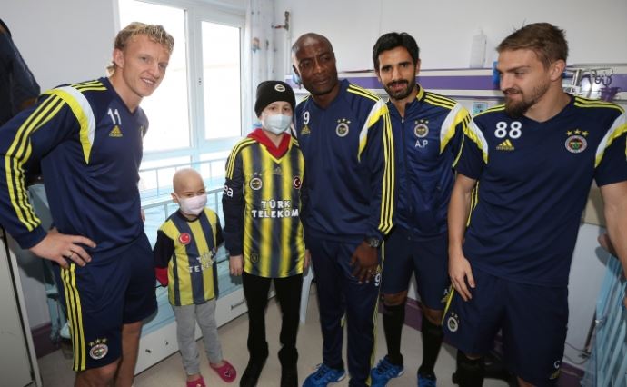 Fenerbahçeli futbolculardan anlamlı hareket Fenerbahçeli futbolculardan anlamlı hareket