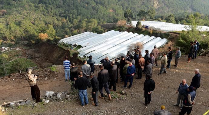 Kumluca&#039;daki su baskını ve hortumun bilançosu ağır oldu