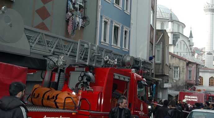 Beyoğlu&#039;nda göçük altında kalan işçi kurtarıldı!