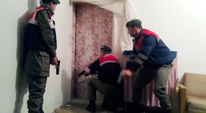 Cezaevi firarisini dövdüğü karısı ihbar etti Cezaevi firarisini dövdüğü karısı ihbar etti