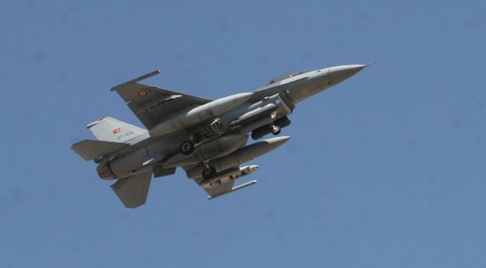 Türk jetlerine Yunan tacizi
