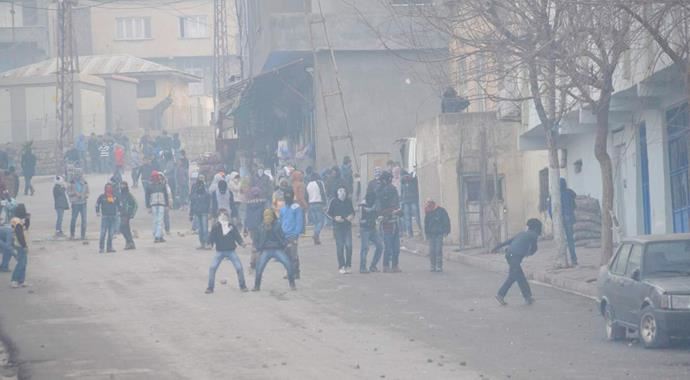 Göstericiler gündüz vakti yol kesip, kimlik kontrolü yaptı