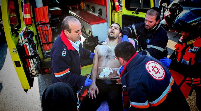 İsrail'de bıçaklı saldırı: 15 yaralı İsrail'de bıçaklı saldırı: 15 yaralı