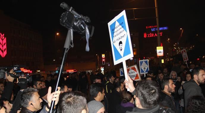 Ali İsmail Korkmaz eyleminde polise pankartlı saldırı Ali İsmail Korkmaz eyleminde polise pankartlı saldırı