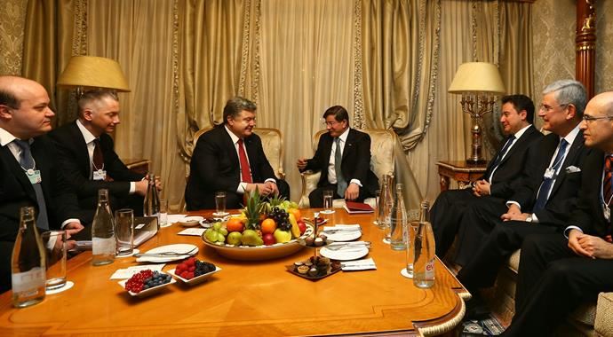 Davutoğlu, Ukrayna lideri Poroşenko ile görüştü Davutoğlu, Ukrayna lideri Poroşenko ile görüştü