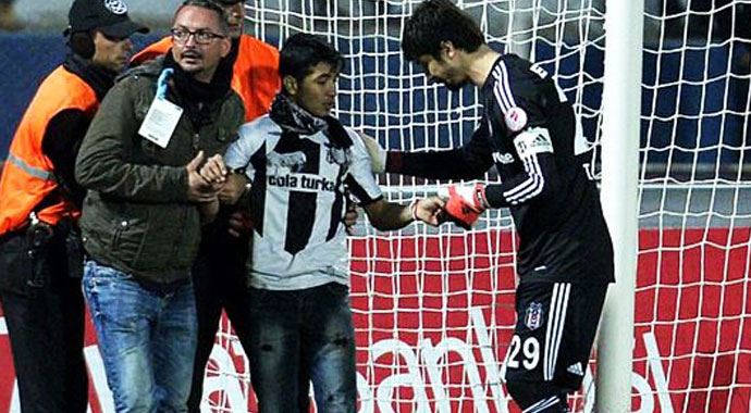 Tolga Zengin ve taraftar arasında ilginç konuşma Tolga Zengin ve taraftar arasında ilginç konuşma