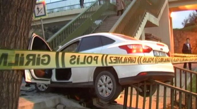 Maltepe'de otomobil durağa daldı, 1 ölü 2 de yaralı var