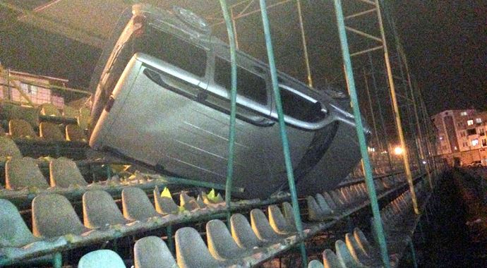 Yoldan çıkan araba stadın tribünlerine uçtu