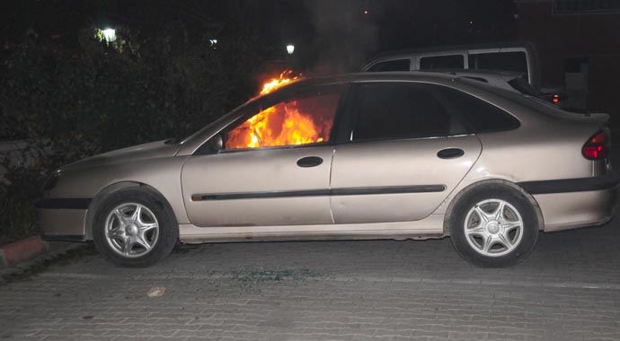 Eski Başkanın otomobilini kundaklandılar Eski Başkanın otomobilini kundaklandılar
