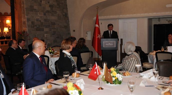 Davutoğlu, Davos'ta iş adamlarıyla bir araya geldi