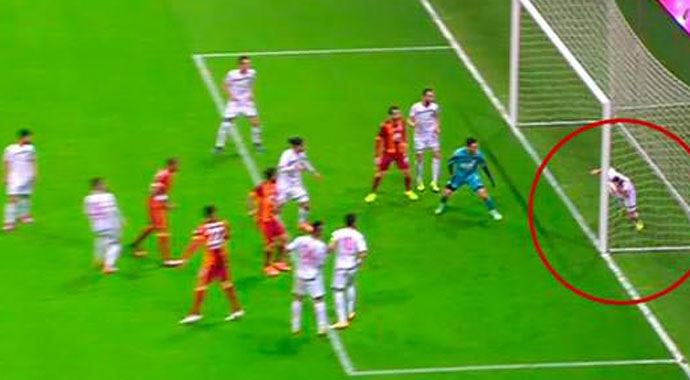 Arena'da hakem faciası! Arena'da hakem faciası!