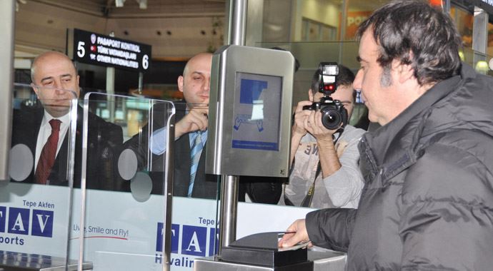 Pasaport yerine parmak iziyle geçiş başladı