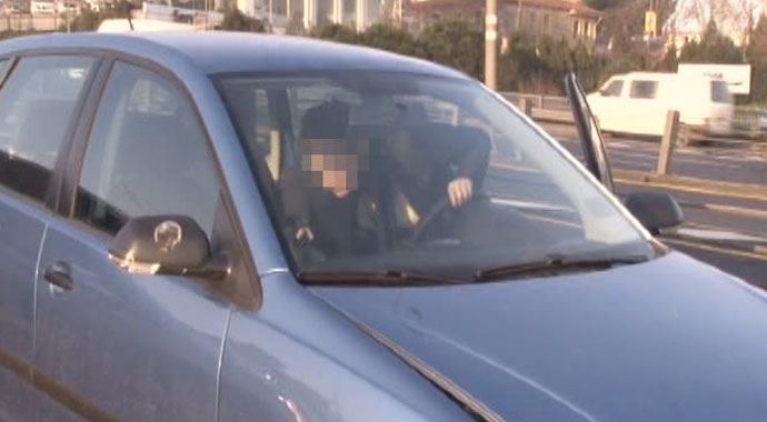 Kadın sürücü trafikte makyaj yapmaya kalkınca Kadın sürücü trafikte makyaj yapmaya kalkınca