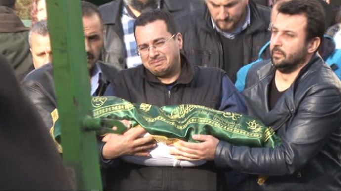 Karısının boğarak öldürdüğü bebeğini böyle taşıdı! Karısının boğarak öldürdüğü bebeğini böyle taşıdı!