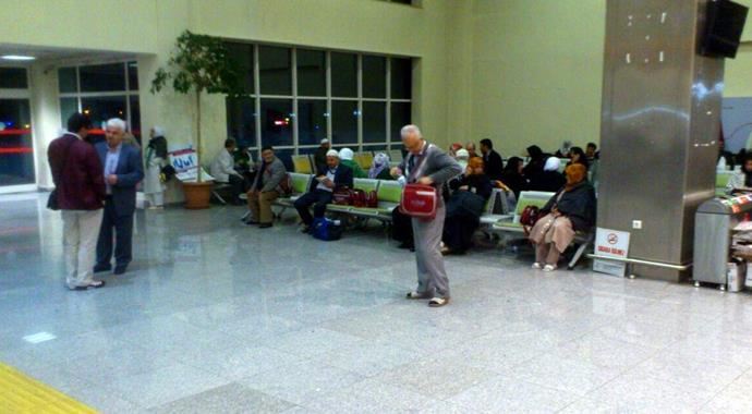 Umre yolcuları 11 saattir havaalanında bekliyor! Umre yolcuları 11 saattir havaalanında bekliyor!
