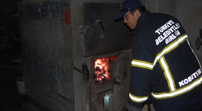 Kalorifer bacasından çıkan dumanlar paniğe yol açtı Kalorifer bacasından çıkan dumanlar paniğe yol açtı