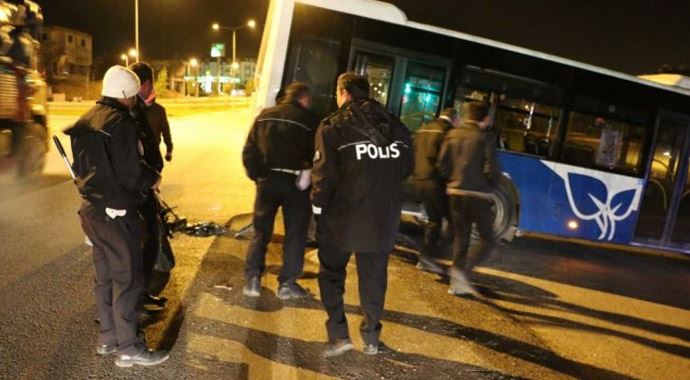 Polisten kaçan motosiklet otobüse çarptı! Polisten kaçan motosiklet otobüse çarptı!