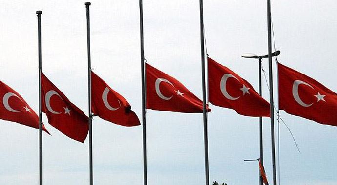 Türkiye'de milli yas! Bayraklar yarıya indi Türkiye'de milli yas! Bayraklar yarıya indi