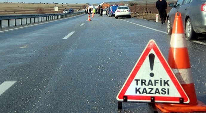 Kamyonet yayalara çarptı: 1 ölü, 1 yaralı Kamyonet yayalara çarptı: 1 ölü, 1 yaralı