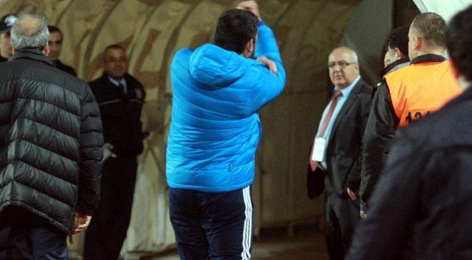 Özat'ı tribüne gönderdiler Özat'ı tribüne gönderdiler