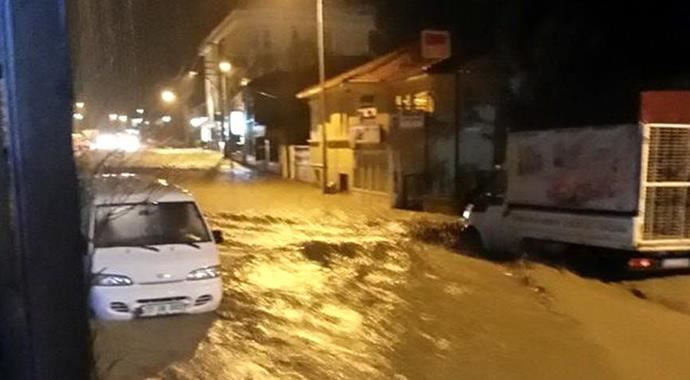 Dere taştı, Gökçeada göle döndü Dere taştı, Gökçeada göle döndü