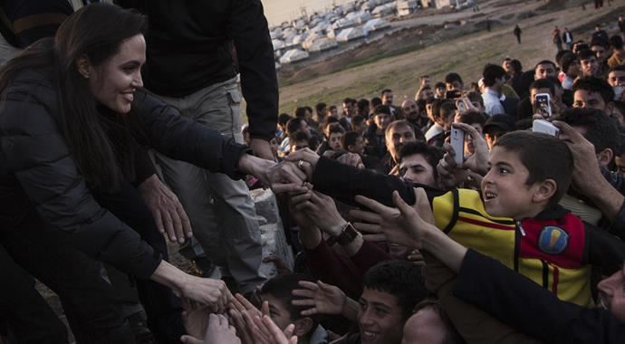 Angelina Jolie Ezidileri ziyaret etti Angelina Jolie Ezidileri ziyaret etti